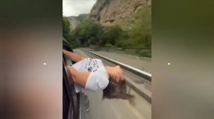 Туристка едва не погибла под колесами внедорожника в погоне за красивым видео.