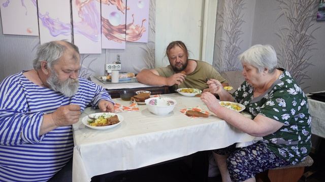 Не можем остановиться кушать эту запеканку Все труженики наработались и кушают с аппетитом смотреть онлайн