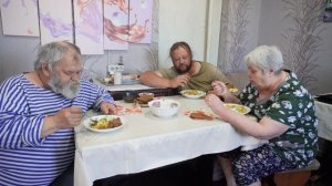 Не можем остановиться кушать эту запеканку Все труженики наработались и кушают с аппетитом