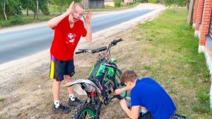 Саша ремонтирует старый моцик. Покатушки на моциках. Арс на SHARMAX power max 190. Брос Шоу