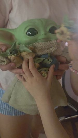 Иветта играет с семьёй бейби Yoda