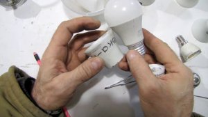 перегоревшая СВЕТОДИОДНАЯ лампочка ремонтируется простым инструментомс показанием на примере