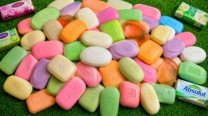 Удовольствие на несколько минут: 3 радужные ванночки с конфетами M&M's и волшебной слизью