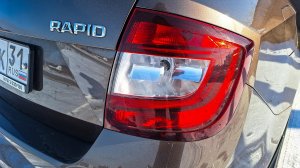 Как снять задний фонарь и поменять лампу стоп сигнала Skoda Rapid