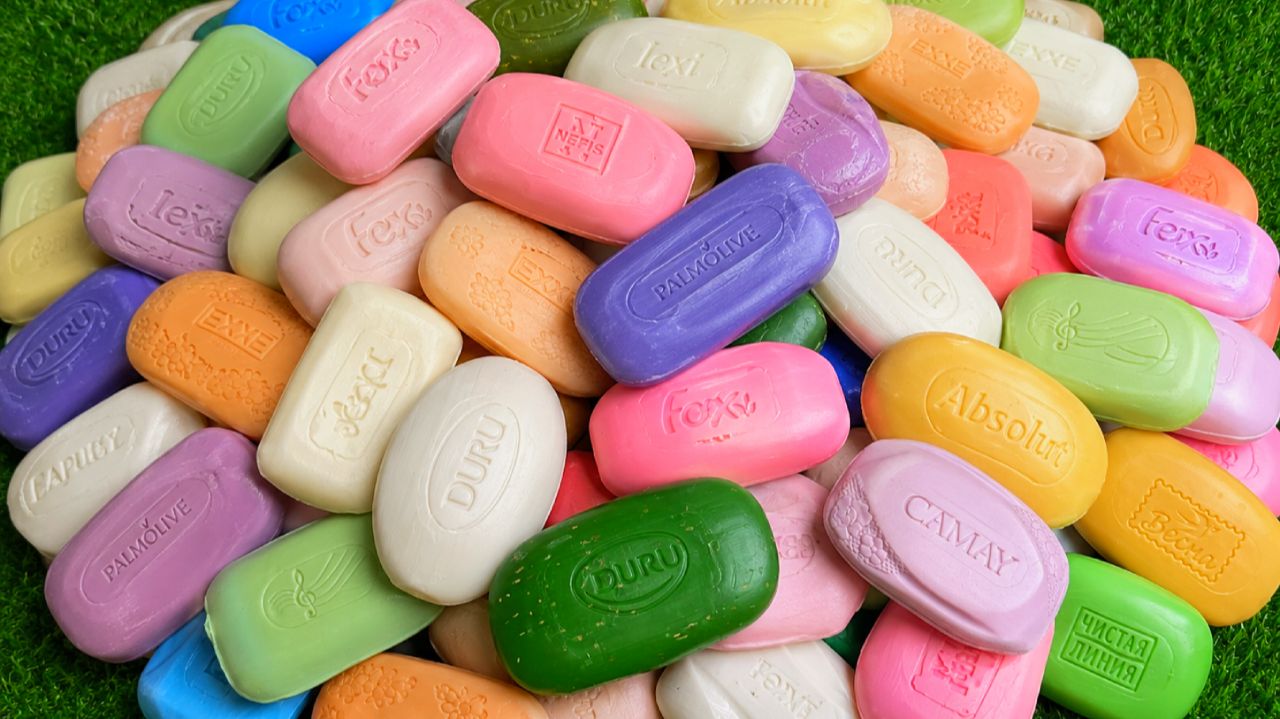 Удовольствие на несколько минут: 3 радужные ванночки с конфетами M&M's и волшебной слизью
