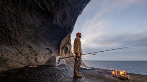 Исследование новых морских пещер, ловля рыбы на ужин для приготовления на костре и ночевка в палатке