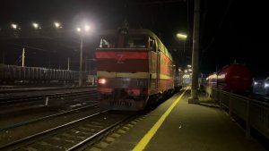 «Раритеты» смена электровозов с ЭП1М -511 на ЧС2Т-1019+1001 у пасс.поезда на ст.Бабаево, апрель