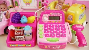 Играйте с кассовым аппаратом и игрушечным автомобилем
