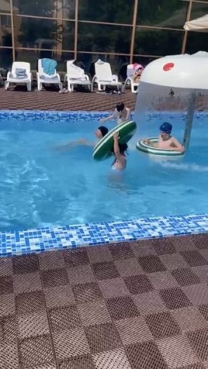 Ева и мальчики дерутся в бассейне