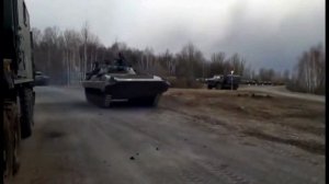 Едут в поле на броне пацаны