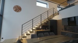 Консольная лестница в загородном доме на второй этаж (дом в стиле Барнхаус), деревня Глаголево, МО.