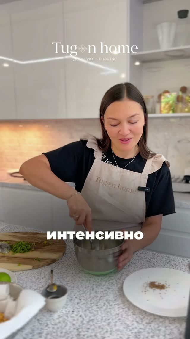 Замешиваете фарш или гуакамоле? Миска с силиконовым дном — мастхэв 🔥 #посуда #tuganhome смотреть онлайн
