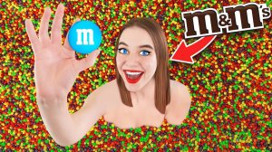 Кто Быстрее Найдет M&M's в Бассейне Skittles - Челлендж