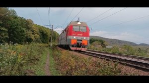 Система электровозов 2ЭС5К-047/055 «Ермак» с грузовым поездом выходит из кривой,следуя по Транссибу.