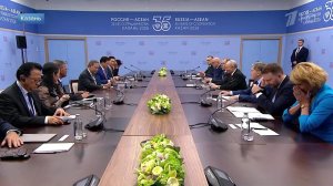 Переводчик «пошел отдыхать» во время встречи Путина с премьером Камбоджи.