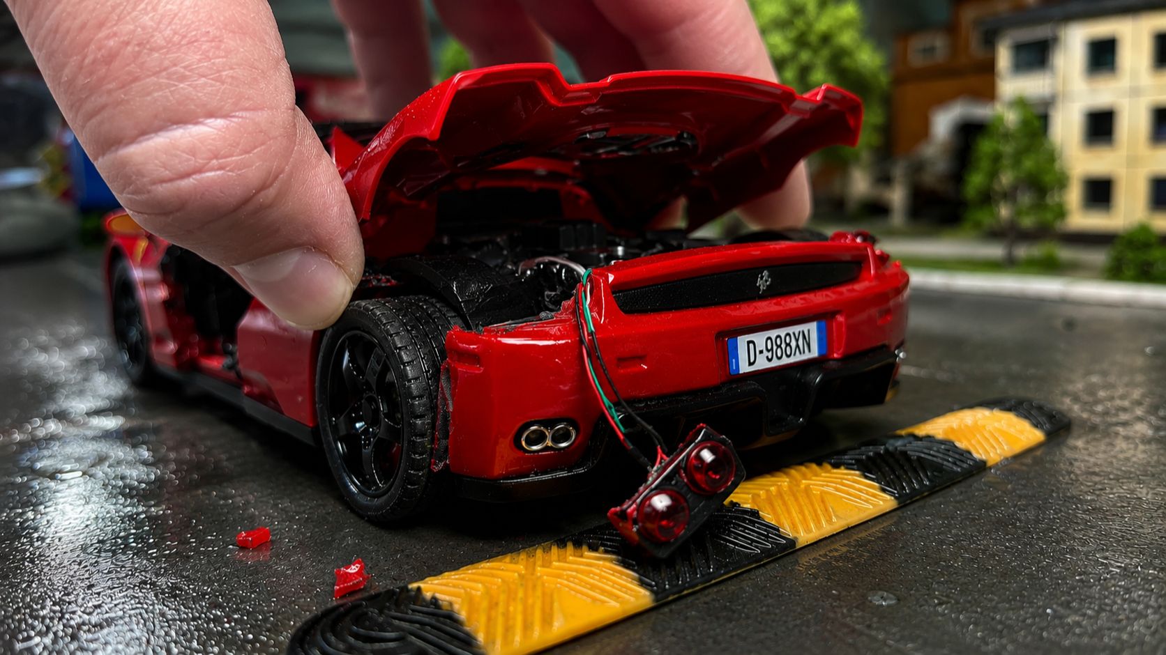 Этот Ferrari Enzo выглядит как настоящий... Но это масштаб 1:24! Про машинки смотреть онлайн