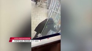 Улан-удэнец не сдержал своих эмоций и с тяпкой атаковал автомобиль