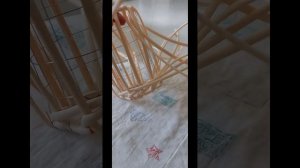 Учусь плести уличный фонарик из искусственного ротанга