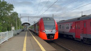 «Встреча» электропоезда ЭТ2М-090 и «Ласточка-Премиум» ЭС1П-006 на пл.Фарфоровская, июнь 2026 года