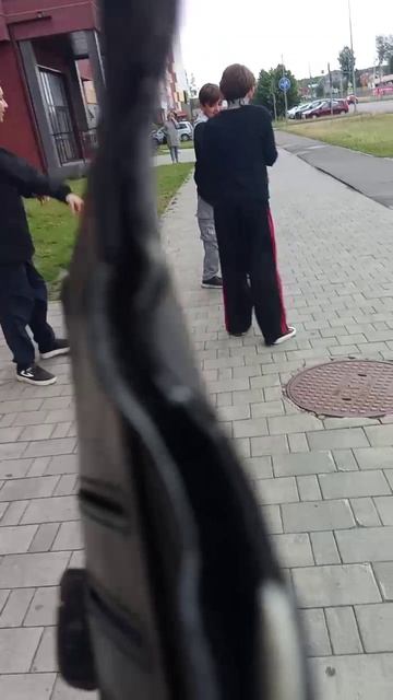 пацаны взрывают бутылку
