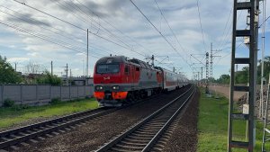 Электровоз ЭП2К-462 с двухэтажным поездом «Северная Пальмира» на пл.Фарфоровская, июнь 2026 года