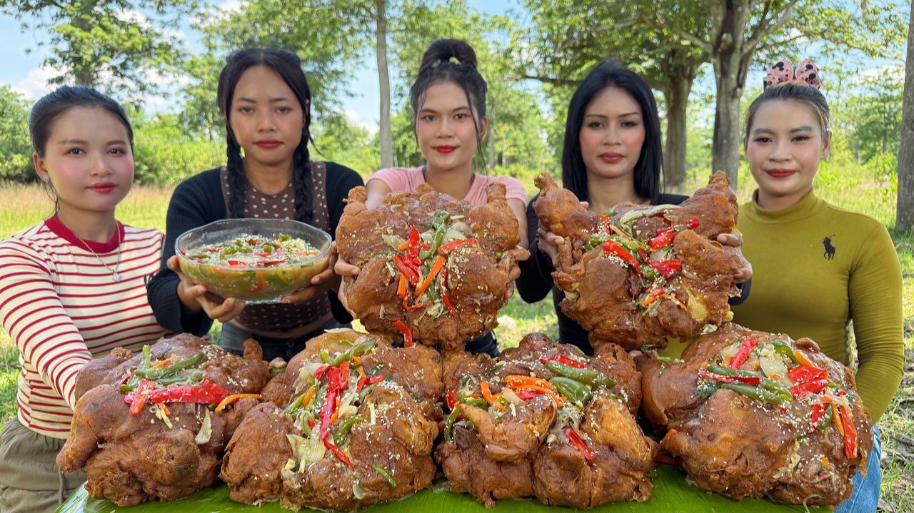 Потрясающий рецепт хрустящей курицы во фритюре с соусом.
