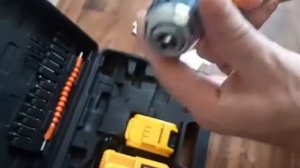 Ударный шуруповерт DeWALT DCD791 (24V 4Ah) с набором инструментов Германия