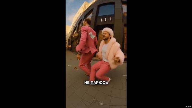 Эту сумку Макрон купил