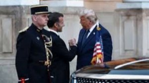 Трамп и Макрон поборолись на руках в Версале