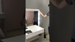 Туалетный столик и гримерное зеркало с лампочками