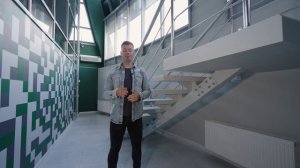 Лестница на монокосоуре с ограждениями из нержавейки и ступенями из плитки в дата-центре GreenBushDC