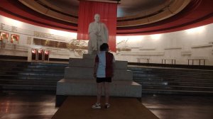 Позирую с Лениным в горках.