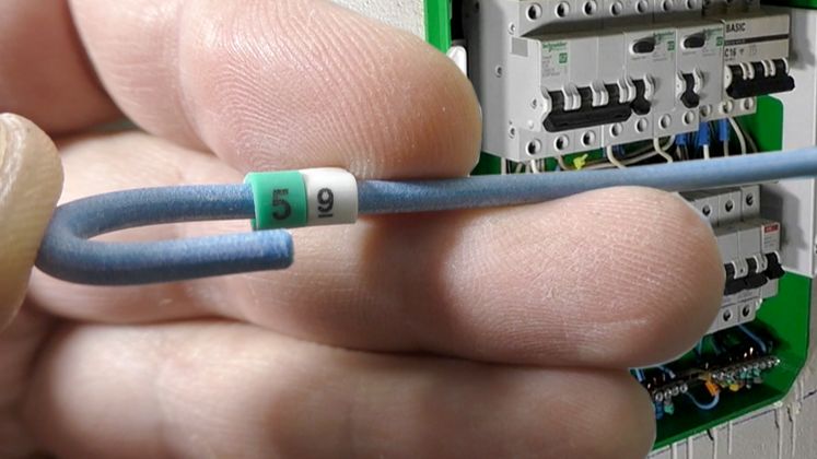 ⚠️ ⚡Монтаж ЭЛЕКТРОЩИТА! Маркировка проводов и подключение электричества на втором этаже! смотреть онлайн