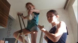 ASY примеряет тапки. Помогаем бабушке