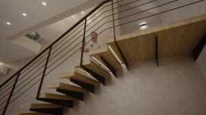 Стильная консольная лестница с прямым маршем и площадкой для дома на второй этаж (д. Глаголево, МО)