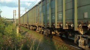 «Напугал!» Газотурбовоз ГТ1h-001 с грузовым поездом и приветливой бригадой