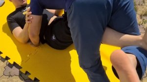 Страшнейший болевой на колено любому
