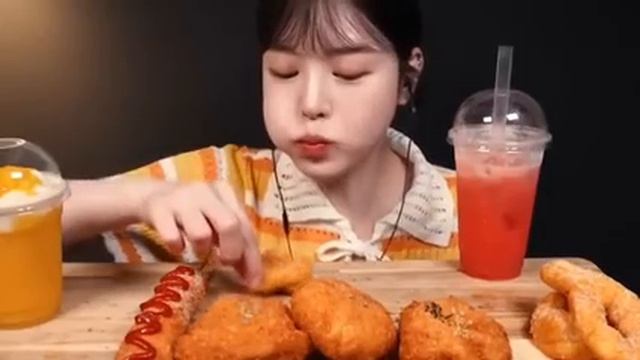Мукбанг корн-доги, жареная пища Еда на камеру смотреть онлайн