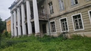 Суханово. Заросший парк, старинный дом, обнимаю огромный дуб. Панно с физкультурниками.