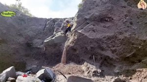 Строительство, шахтёры добывают песок в карьере
