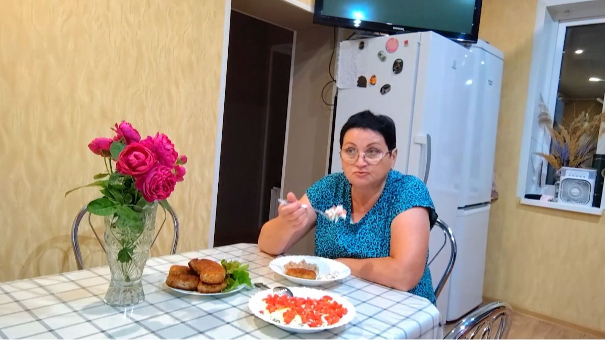 ЖИЗНЬ В СЕЛЕ:СДЕЛАЛА СТРИЖКУ ВСЕМ/ НА ОБЕД НОВЫЙ САЛАТ смотреть онлайн