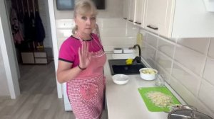 Борщ на обед// испекла сочники//