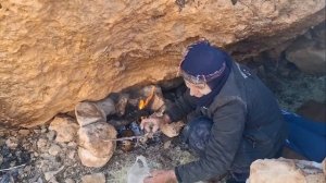 4с. Плачущая бабушка и девочка-сирота суровую зиму