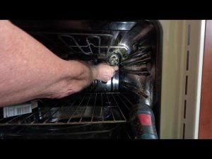Замена лампы подсветки в духовом шкафу Hotpoint-Ariston FT 850.1