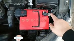 Какую клемму первой снимать с автомобильного аккумулятора и как снять правильно аккумулятор с авто.