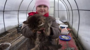 Ульяна на улице готовит салат и торт из песка!