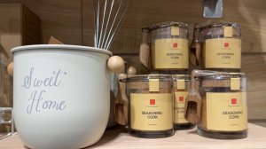 В Светофоре классные завалы посуды! Много новинок для кухни. Красивые тарелки, кружки, кастрюли.