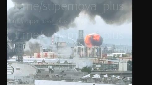 СЕРЬЁЗНО АТАКОВАНА МОСКВА СЕГОДНЯ! МОМЕНТ ПРИЛЁТА В НПЗ!! УКРЫ БЬЮТ ПО ГРАЖДАНКЕ! ВИДЕО!! смотреть онлайн