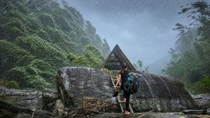 Строю укрытие из полиэтиленовой пленки во время сильного дождя. Бушкрафт