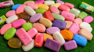 Удовольствие на несколько минут: 3 радужные ванночки с конфетами M&M's и волшебной слизью